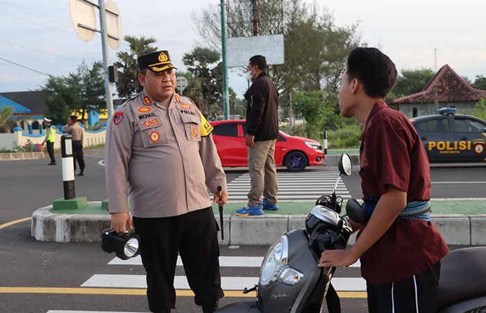 PENINDAKAN: Kapolres Bantul AKBP Michael R Risakotta saat memantau langsung Operasi Keselamatan Progo 2024 di Bantul.