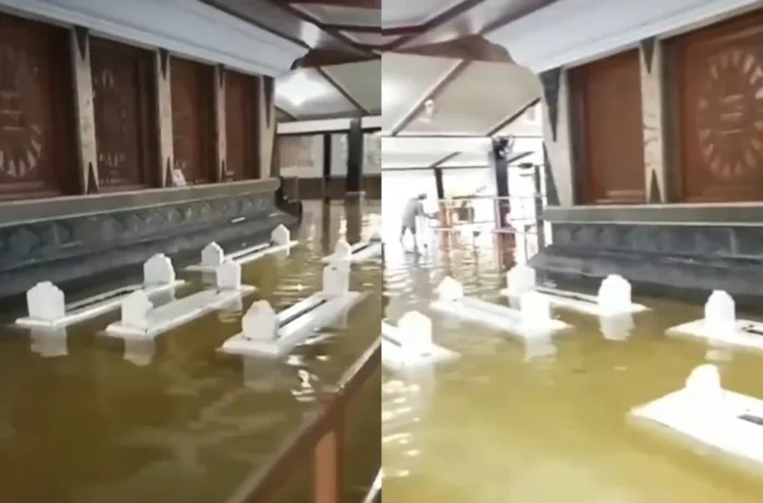 Derasnya air curah hujan yang mendatangkan banjir hingga mengguyur makam Sunan Kalijaga.Tidak seperti biasanya dilanda banjir! Jawa Tengah kini sedang tidak baik - baik saja.