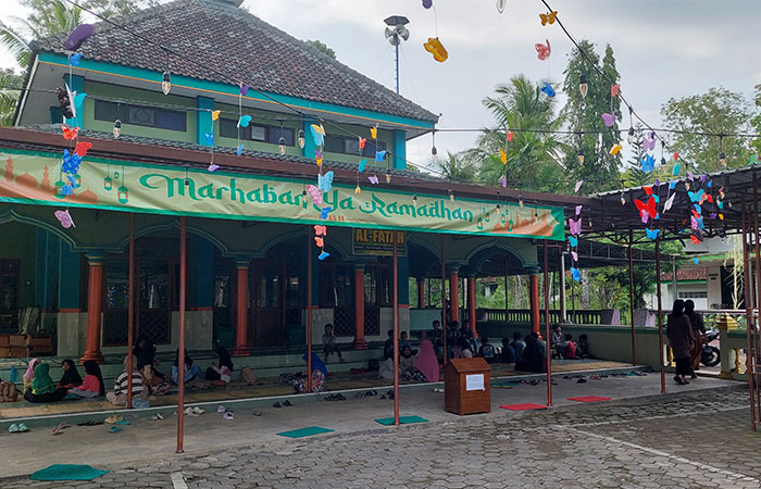 SEMARAK: Suasana Masjid Al-Fatah yang dipenuhi dekorasi Ramadan berupa hiasan kertas, hingga lampu LED di jalan menuju masjid.