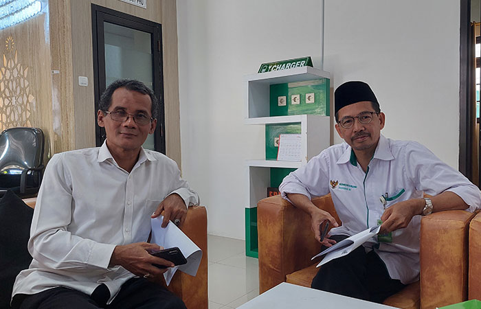 IKUT BERPESAN: Agung Mabruri (kiri) dan Muhammad Qomaruzzaman (kanan) saat menjelaskan potensi konflik selama Ramadan.