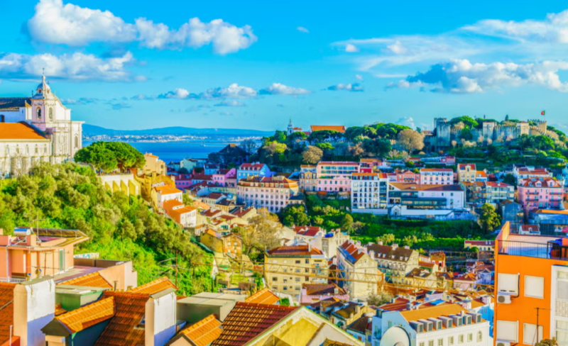 Lisbon, ibu kota Portugal yang memiliki pemandangan keindahan bangunan kota warna-warni.