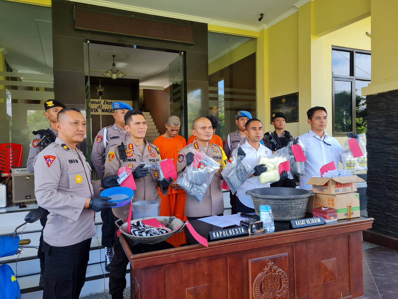 Jajaran Polresta Magelang menunjukkan barang bukti obat mercon