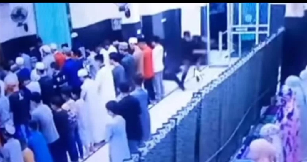 Aksi tak terpuji yang dilakukan segerombolan anak muda di masjid