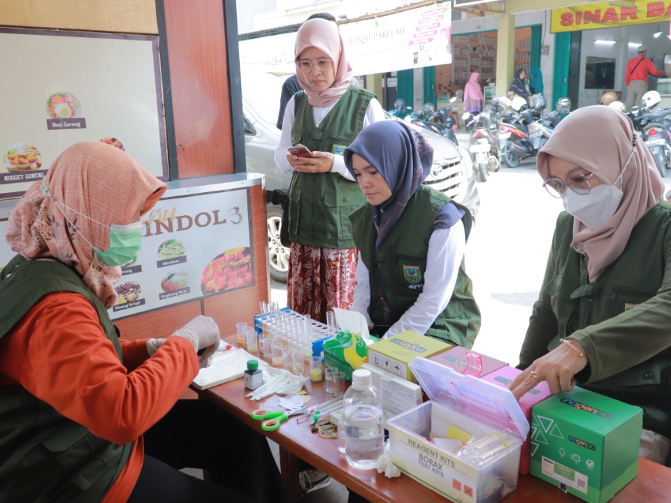 PANTAUAN : Tim Jejaring Keamanan Pangan Daerah (JKPD) Kebumen menggelar pengawasan bahan pangan di Pasar Dorowati. Dari hasil uji sampel ditemukan bahan oangan mengandung formalin.