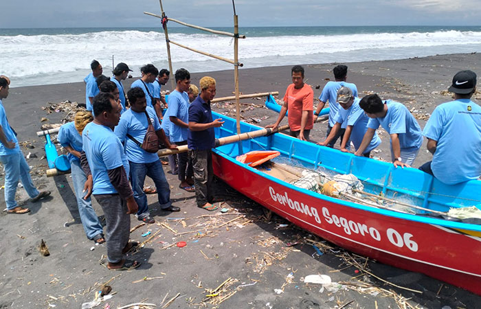 PELATIHAN: Nelayan yang berada di Pantai Congot saat mengikuti pelatihan terkait pengoperasian perahu.
