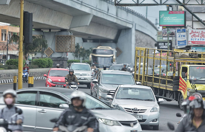 JALUR UTAMA: Kendaraan melintas di bawah jembatan layang Jombor, Mlati, Sleman kemarin (27/3). Pemblab Sleman memprediksi akan ada empat juta pemudik memasuki Sleman