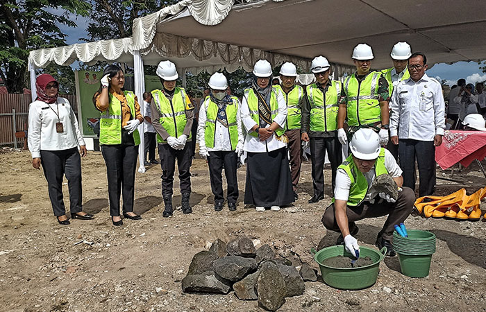 DIMULAI: Bupati Bantul Abdul Halim Muslih bersama sejumlah pejabat terkait saat melakukan peletakan batu pertama pembangunan gedung fasilitas layanan Perpustakaan Umum