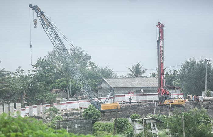 TAHAN GEMPA: Pekerja melakukan proses penyelesaian pembuatan tiang penyangga Jembatan Pandansimo di Ngentak, Srandakan, Bantul, Kamis (14/3).