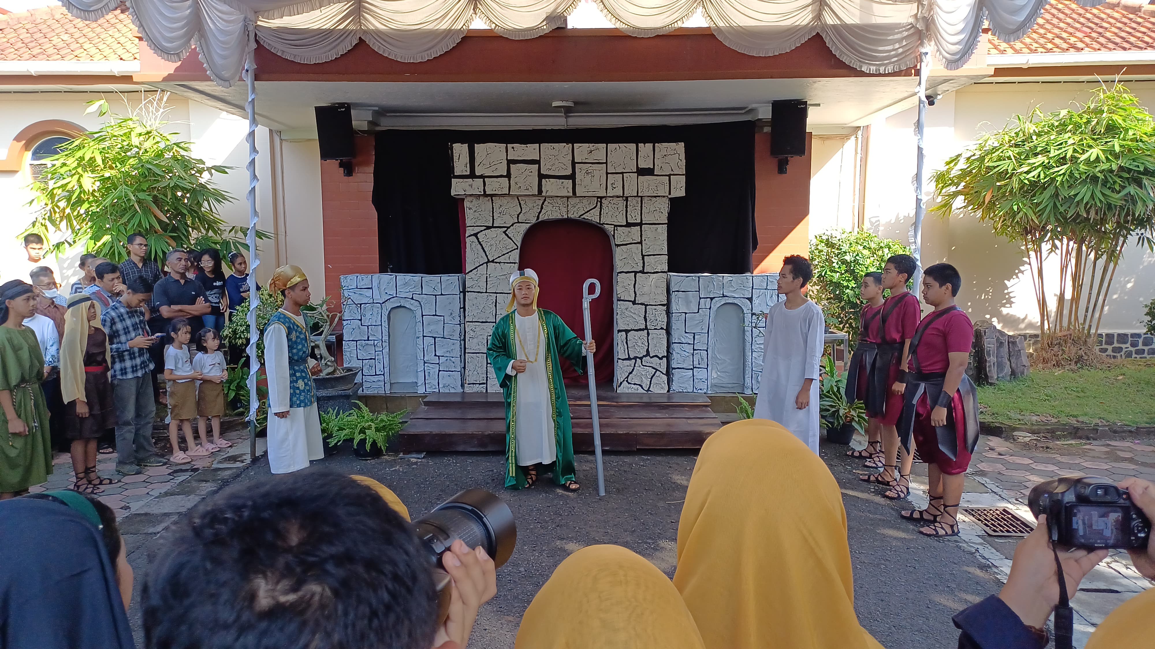 OMK Gereja Santa Perawan Maria Purworejo gelar visualisasi Jalan Salib pada Jumat (29/3) setelah beberapa waktu vakum karena pandemi Covid-19.  &nbsp;