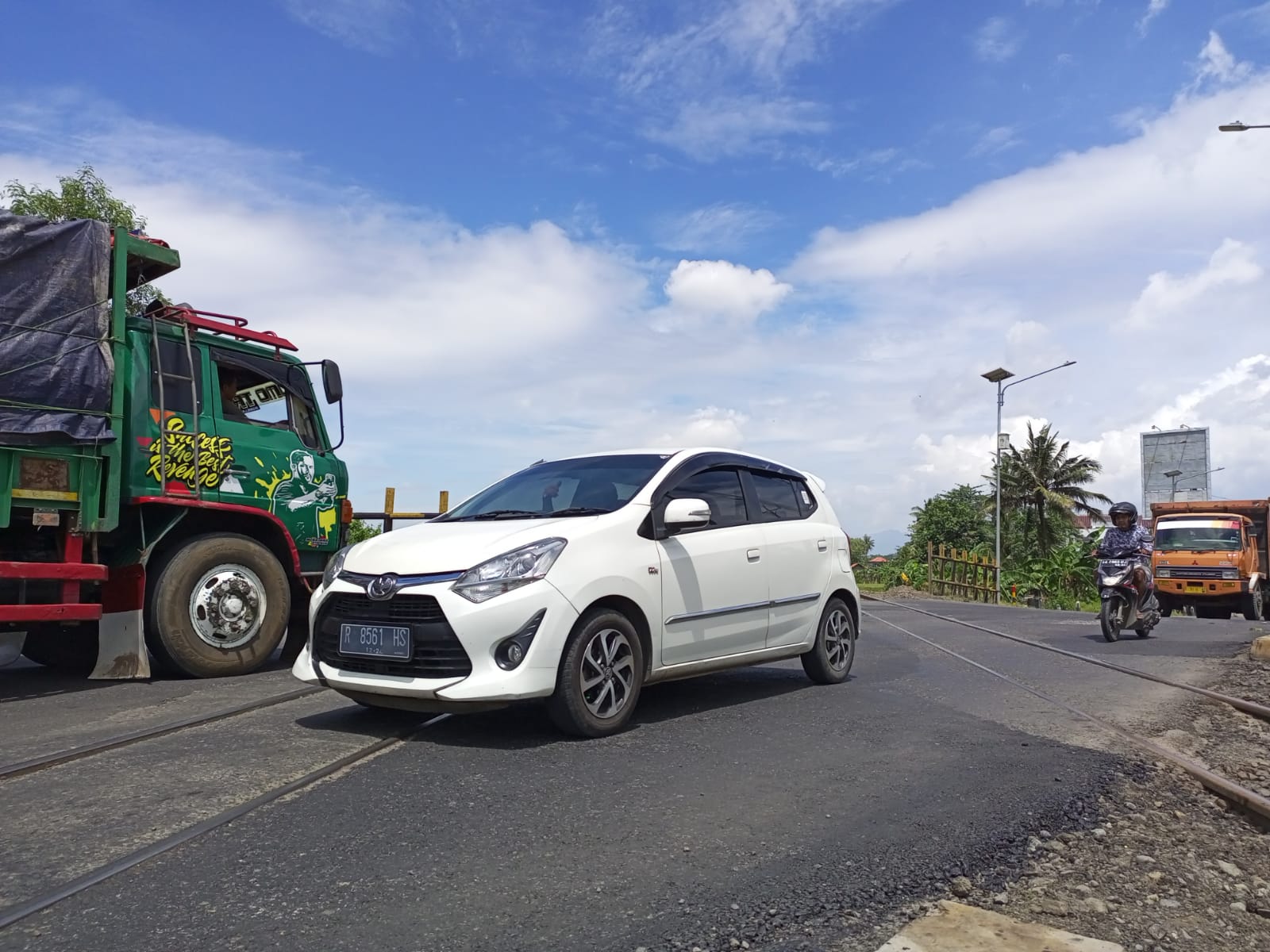 RAWAN MACET : Kendaraan melintas di perlintasan sebidang timur Pasar Karanganyar, Kebumen.