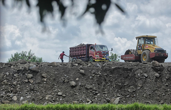 MASIH BEROPERASI: Alat berat dan truk melakukna pengerjaan proyek Tol Jogja-Solo di kawasan Tamanmartani, Kalasan kemarin (29/3). Nantinya aktivitas pembnagunan proyek akan dihentikan sementara.