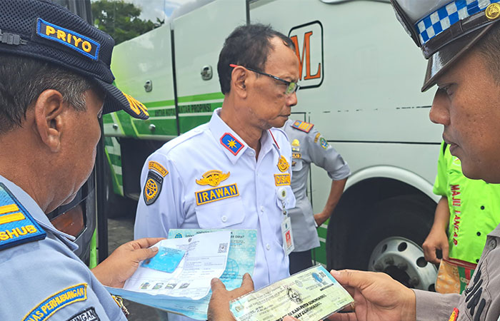 PASTIKAN AMAN: Petugas Dishub Gunungkidul saat melakukan cek kondisi bus di PO Rosalia Indah kemarin (1/4).