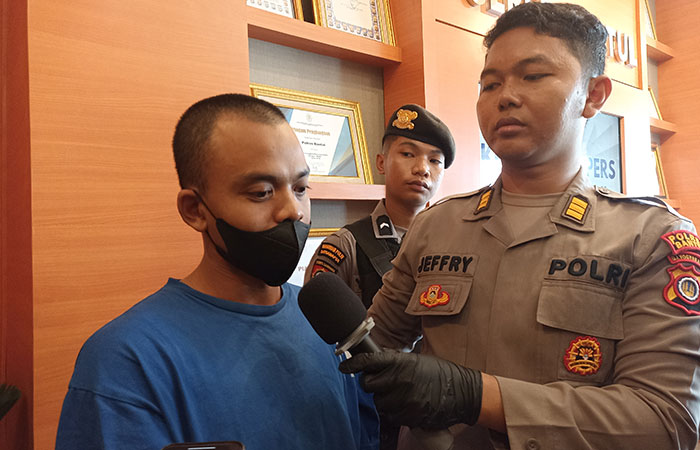 INI LHO: Jajaran Polres Bantul saat menghadirkan barang bukti dan tersangka pengedar uang palsu dalam jumpa pers di Mapolres Bantul kemarin (1/4).