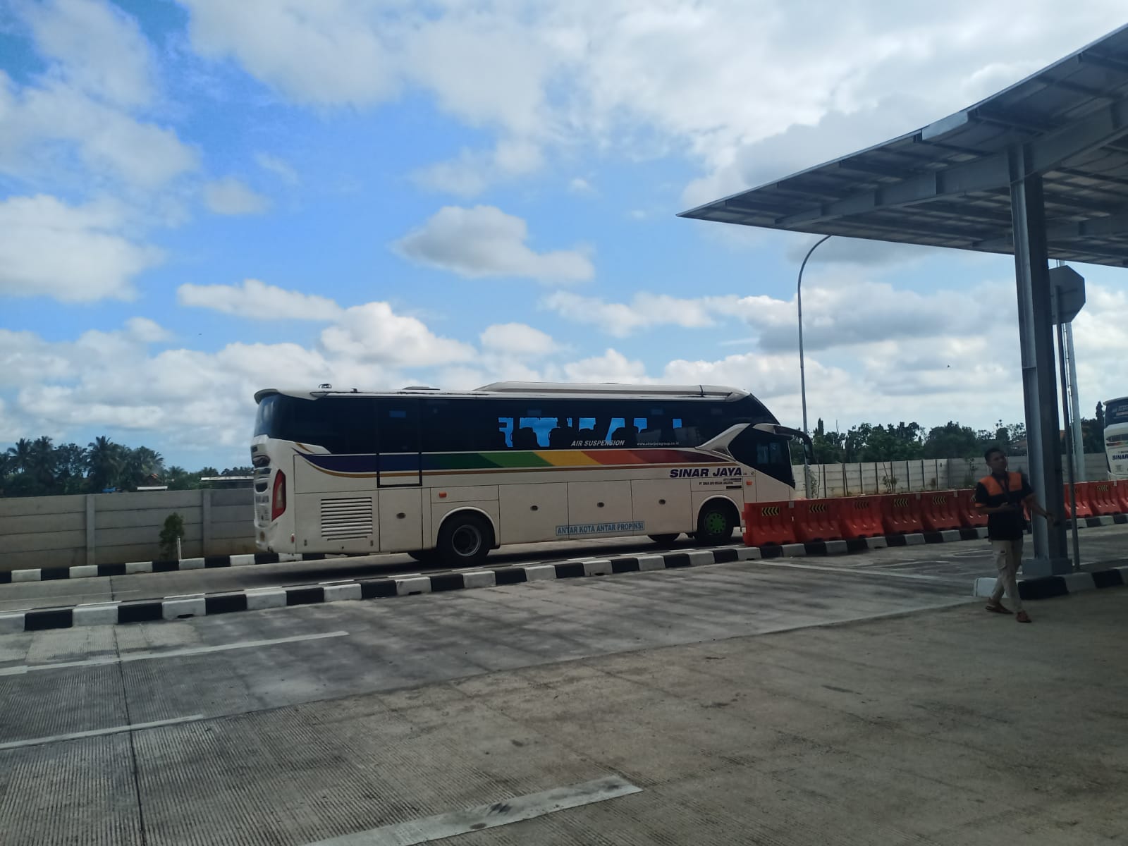 Suasana Terminal Tipe A Purworejo, bus tampak menunggu kedatangan penumpang pada Senin (1/4).