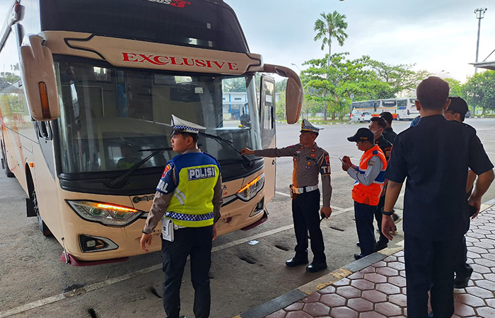 PASTIKAN AMAN : Petugas dari Satlantas Polres Kebumen bersama lintas sektoral menggelar pemeriksaan kendaraan jelang momentum arus mudik. M Hafied/Radar Jogja