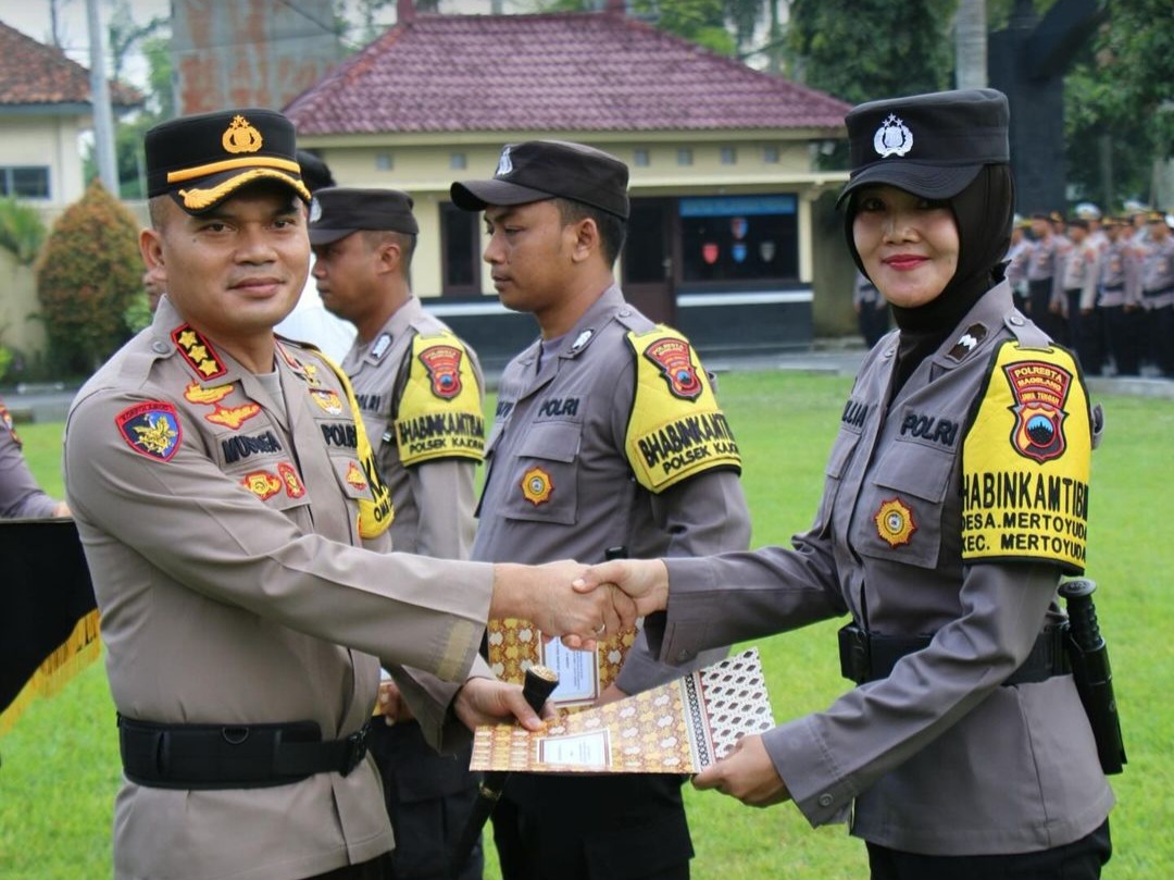 BERPRESTASI: Kapolresta Magelang Kombes Pol Mustofa saat memberikan penghargaan kepada anggotanya yang berprestasi, Senin (1/4).