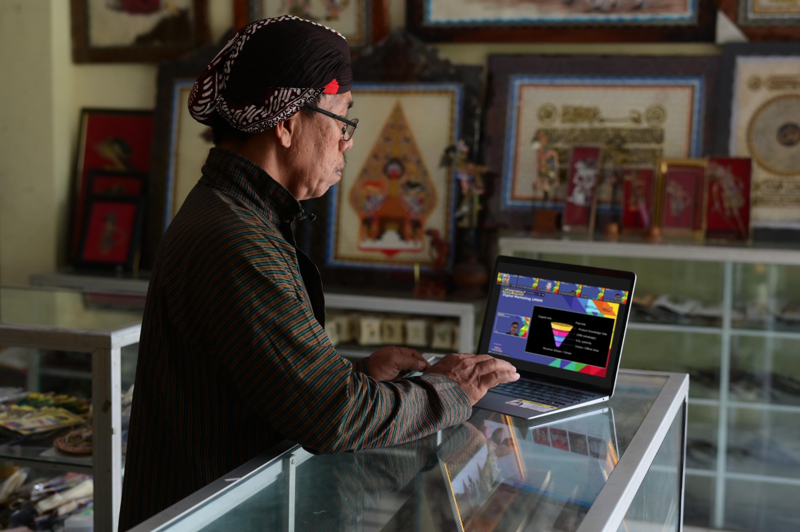 Gelar kelas digital marketing gratis untuk cetak talenta siap bisnis yang mampu bersaing di dunia internasional.