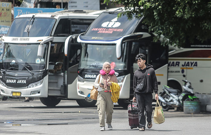 ARUS MUDIK: Calon penumpang berjalan menuju bus tujuan Pulau Sumatera di Terminal Jombor, Sleman kemarin (2/4).