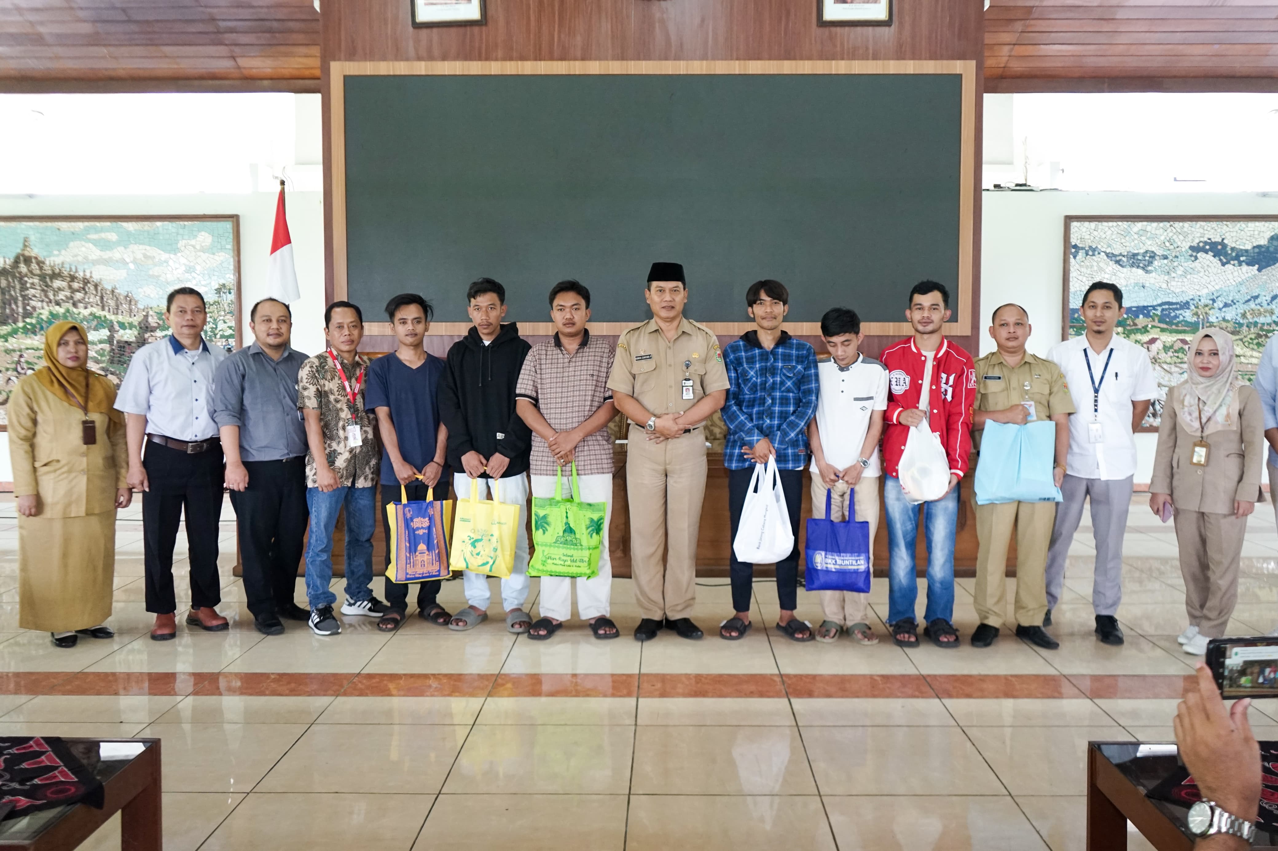SIMBOLIS: Asisten Perekonomian dan Pembangunan Setda Kabupaten Magelang saat menyerahkan paket sembako kepada keluarga prasejahtera di Pendopo drh Soepardi, Selasa
