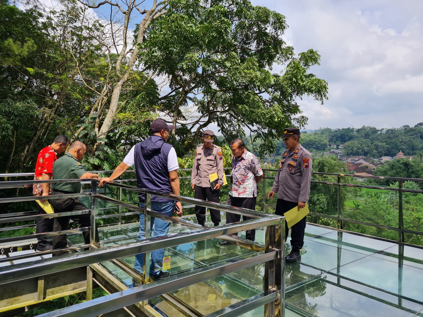 MONITORING: Tim gabungan melakukan pemeriksaan seluruh wahana di TKL Ecopark, Rabu (3/4).