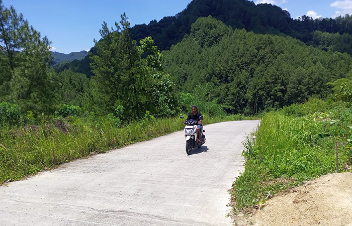 JALAN MULUS : Pengendara sepeda motor melintas di Jalan Kebumen-Banjarnegara via Giritirto. Jalan ini dapat menjadi jalur alternatif mudik lewat wilayah Kebumen bagian utara.
