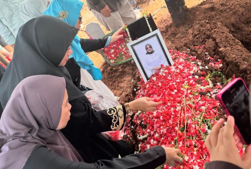 BERKABUNG: Anggota DPRD Jabar Erni Sugiyanti tewas dalam kecelakaan tunggal di Tol Cipali.