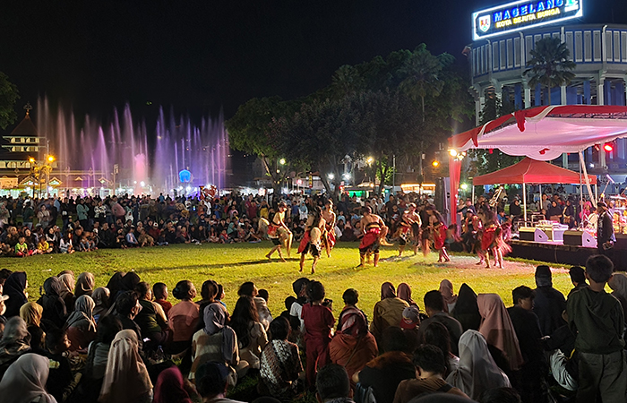 RAMAI: Warga Kota Magelang maupun luar daerah berduyun-duyun datang ke Alun-alun Magelang untuk menyaksikan pentas kesenian.