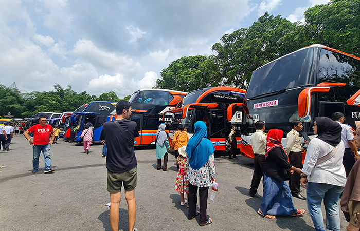 RAMAI: Para penumpang terlihat naik-turun dari bus di Terminal Tipe A Tidar Magelang.