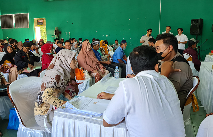 TERIMA UGR: Sejumlah warga yang terdampak proyek pembangunan jalan tol Jogja-Bawen&nbsp;mendapatkan uang ganti kerugian (UGR).