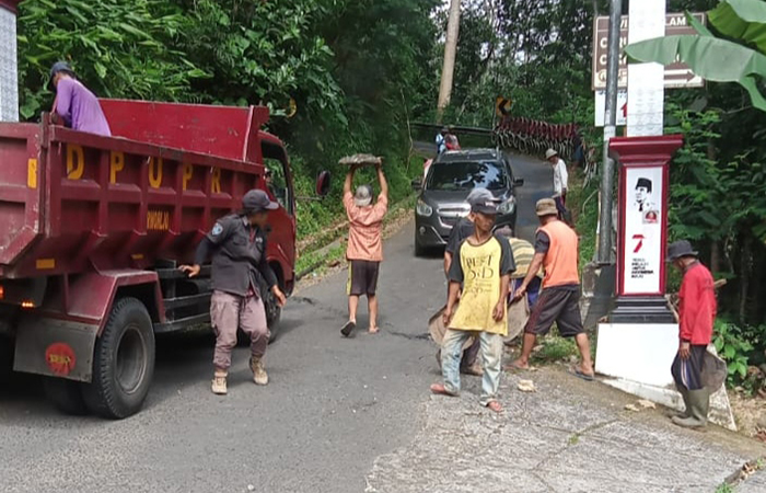 Salah satu ruas jalan kabupaten di Purworejo yakni ruas jalan Jeketro-Donorejo saat dilakukan pemeliharaan jalan beberapa waktu lalu.