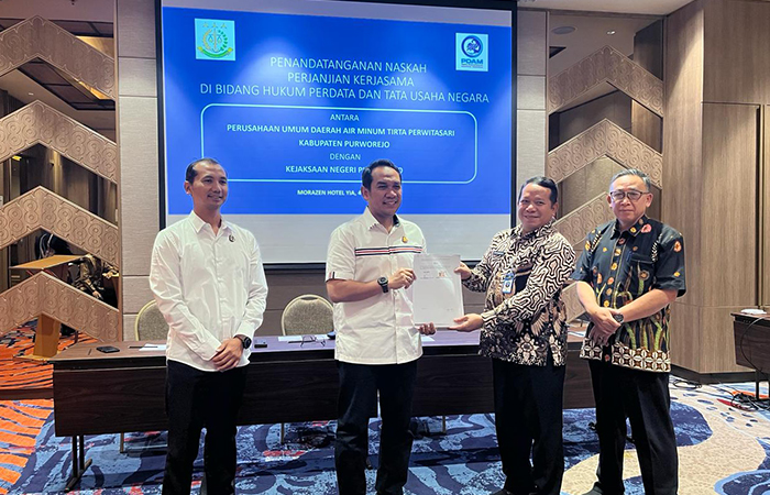 Direktur PDAM Purworejo Hermawan Wahyu Utomo dan Kepala Kejari&nbsp; Purworejo Eddy Sumarman dan Dewan Pengawas PDAM Purworejo, Kamis (4/4)&nbsp;