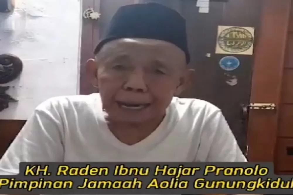 Imam Masjid Aolia, KH Ibnu Hajar Pranolo alias Mbah Benu.
