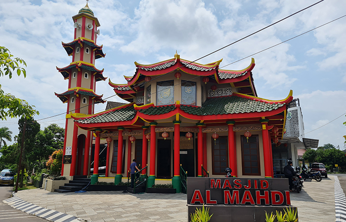 UNIK: Bangunan Masjid Al Mahdi yang terletak di Jalan Delima, kompleks perumahan Armada State, Magelang Utara ini memiliki arsitektur bergaya Tionghoa.