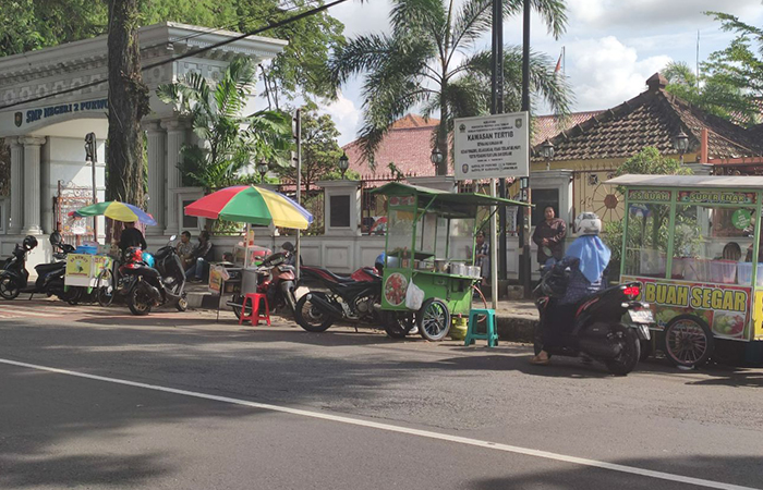 Sejumlah PKL tengah berjualan di wilayah perkotaan Purworejo.