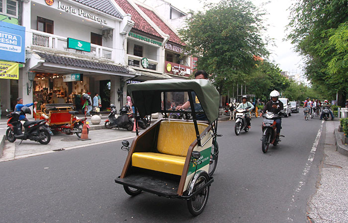 Becak listrik yang dihibahkan oleh Pemprov DIJ kepada tiga koperasi becak wisata sejak Jumat (5/4) mulai digunakan.