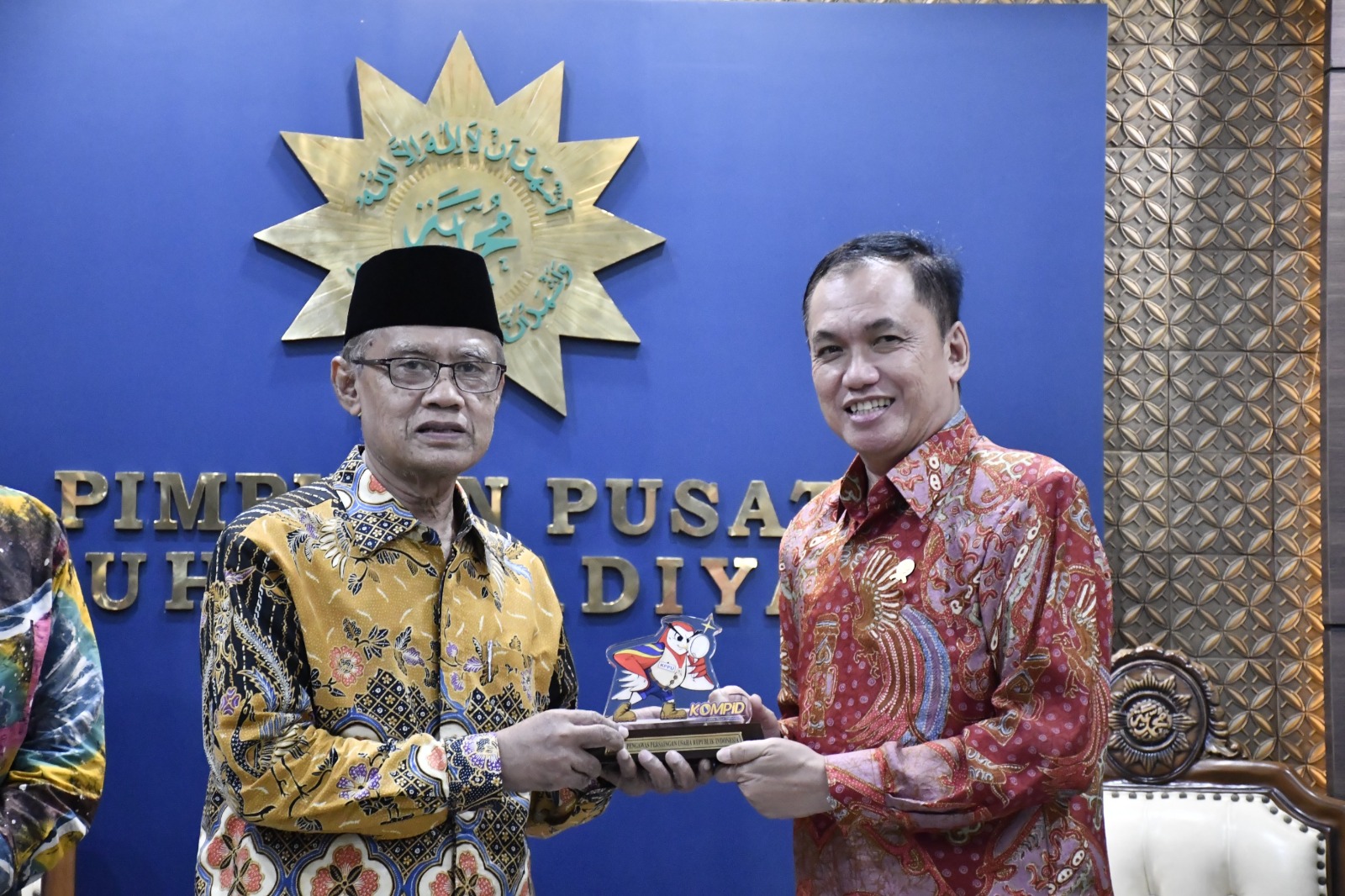 Ketua Komisi Pengawas Persaingan Usaha (KPPU) M.  Fanshurullah Asa rangkul Ketua Umum Pimpinan Pusat Muhammadiyah (PP  Muhammadiyah) Prof. Haedar Nashir