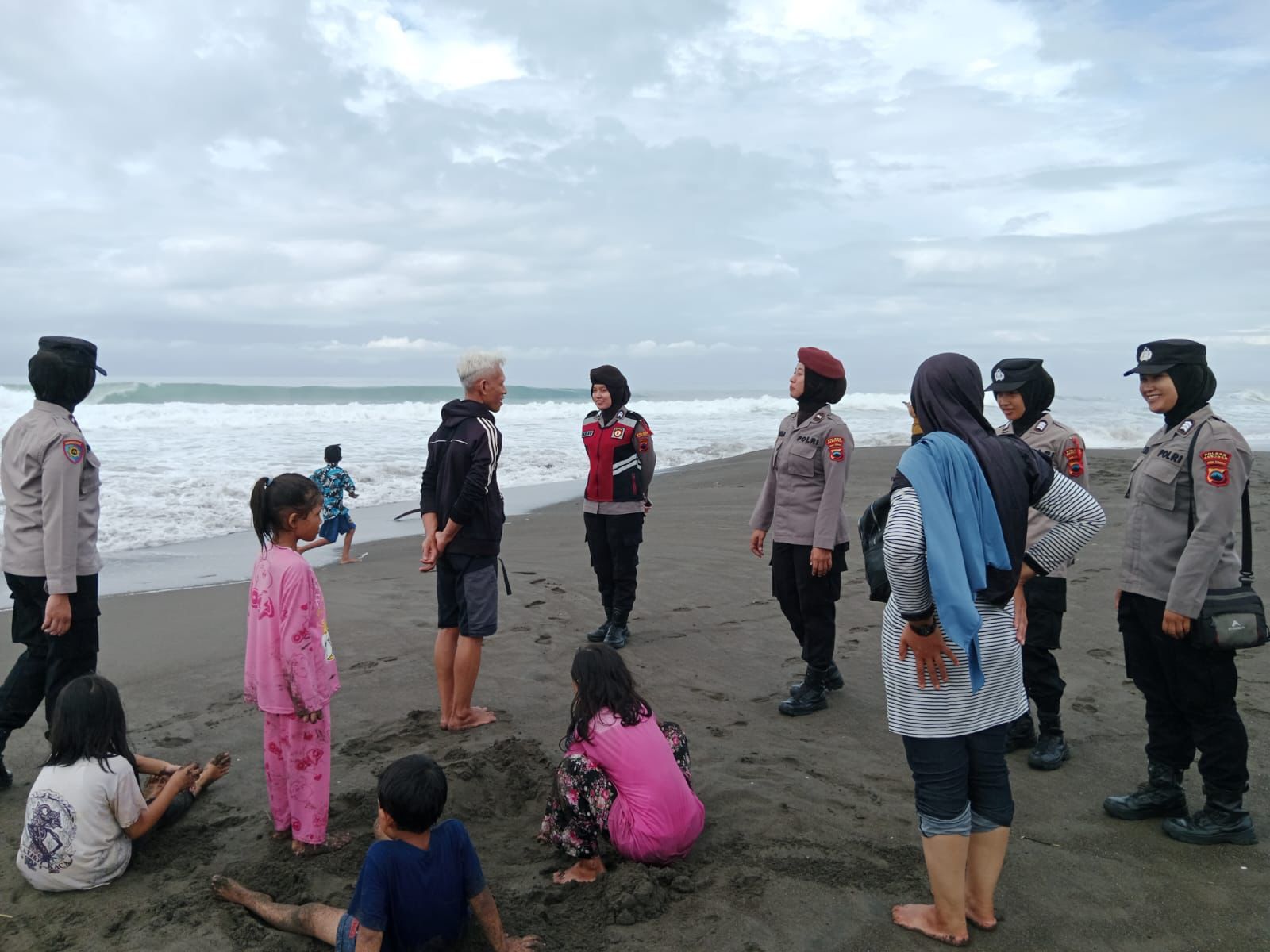 PATROLI RUTIN : Polisi wanita (Polwan) Polres Kebumen berpatroli di obyek wisata pantai selatan. Imbauan disampaikan agar wisatawan tak nekat mandi di laut.