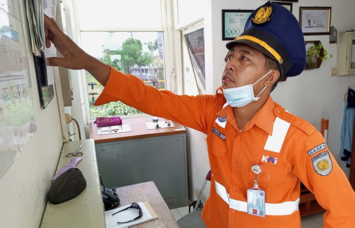 MASUK KERJA : Petugas Jaga Lintasan (PJL) Dian Andriana, 34, tetap berkerja meski bertepatan dengan Hari Raya Idul Fitri.