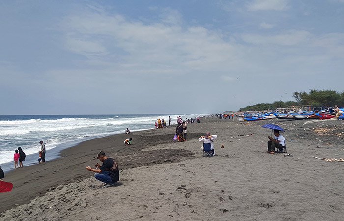PIKNIK: Para pengunjung Pantai Dewaruci di Desa Jatimalang, Purwodadi, Purworejo saat menikmati suasana pantai, Senin (15/4).