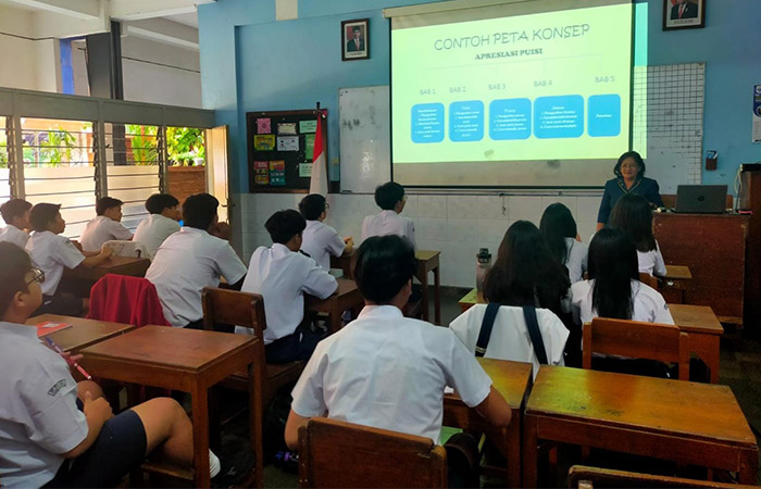 AKTIF KEMBALI: Siswa saat mengikuti kegiatan belajar mengajar (KBM) hari pertama yang berlangsung di SMP Stella Duce 1 Jogja setelah libur Lebaran kemarin (15/4).