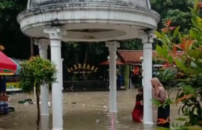 BENCANA : Banjir merendam area wisata Pemandian Air Panas (PAP) Krakal. Banjir terjadi akibat curah hujan cukup tinggi.