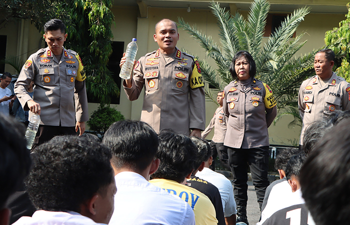 DIBINA: Kapolresta Magelang Kombes Pol Mustofa saat memberikan pembinaan kepada puluhan remaja yang kedapatan melakukan pesta miras berkedok halal bihalal.Dok: Humas Polresta Magelang