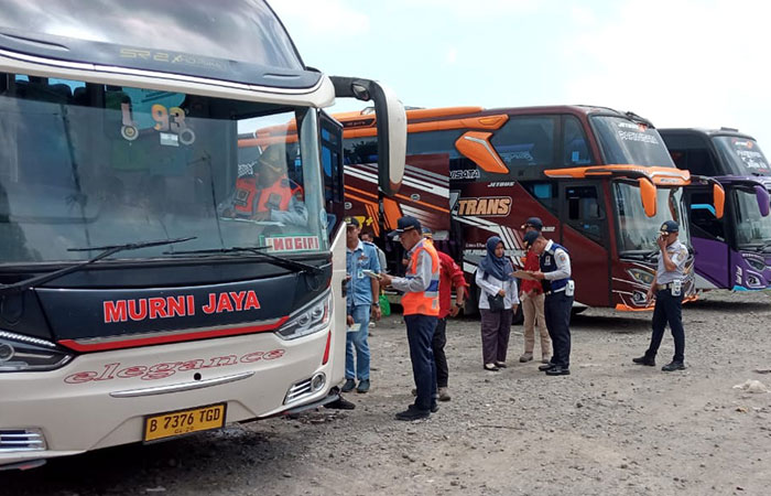 BERKALA: Petugas Dinas Perhubungan Bantul bersama instansi terkait saat melakukan ramp check di kawasan Parangtritis, Minggu (14/4).