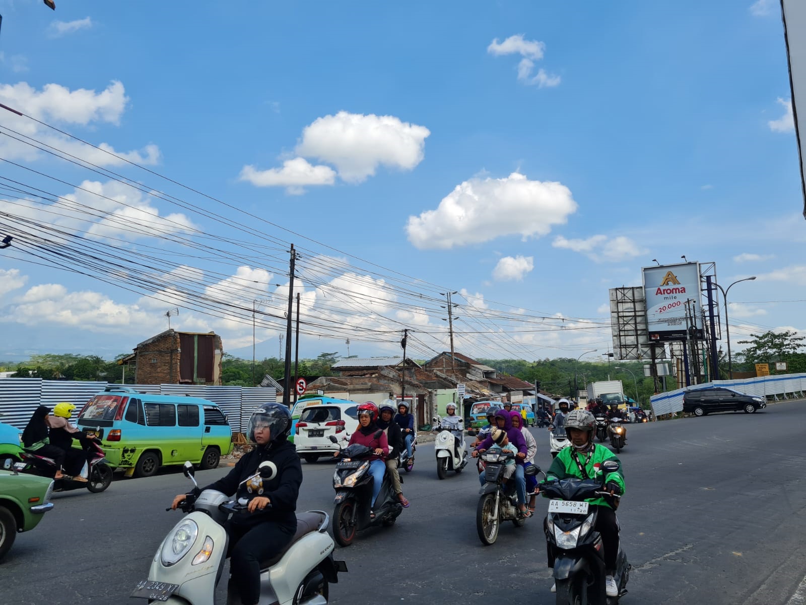 RAMAI: Sejumlah kendaraan tampak melintasi Simpang Canguk. (NAILA NIHAYAH/RADAR JOGJA)