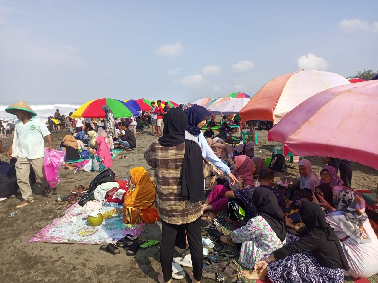 FAVORIT : Pantai Suwuk menjadi salah satu objek wisata yang paling banyak dikunjungi wisatawan saat libur Lebaran 2024 ini. (M Hafied/Radar Jogja)