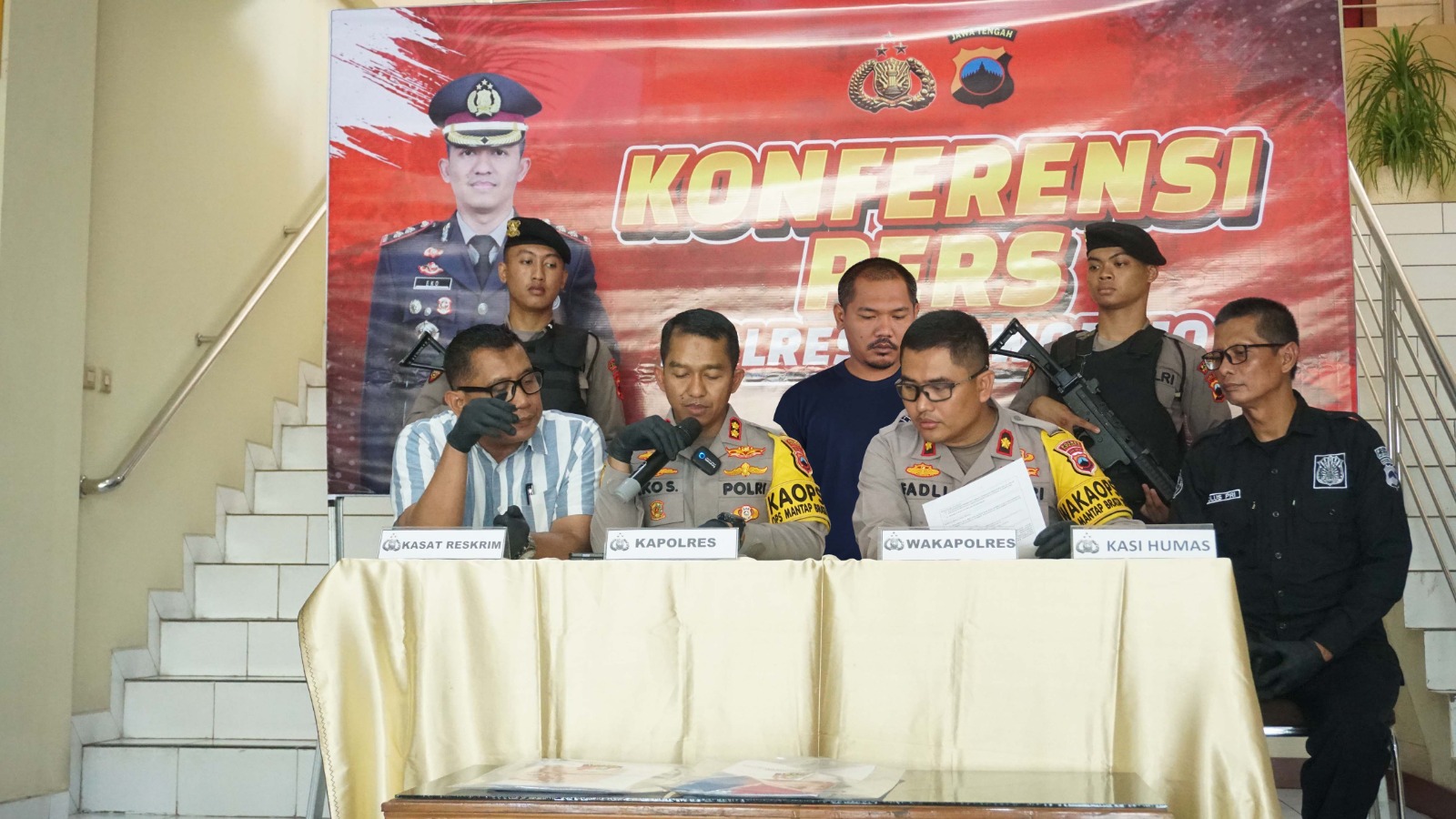 PENGUNGKAPAN : Kapolres Purworejo AKBP Eko Sunaryo didampingi Waka Polres Purworejo Kompol Fadli dan Kasat Reskrim AKP Catur Agus Yudo Praseno saat konferensi pers, kemarin (17/4).