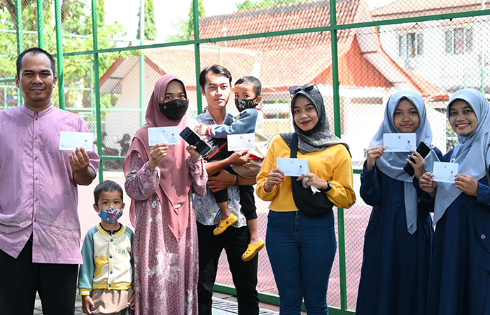 BERUNTUNG : Sejumlah warga menerima uang tunai usai terpilih sebagai pemenang kuis berhadiah yang digagas Bupati Kebumen Arif Sugiyanto. (Dokumentasi Prokopim Kebumen)