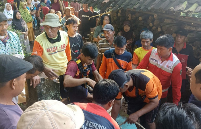 Petugas saat berusaha mengevakuasi korban tercebur sumur di Desa Semawung, Kecamatan/Kabupaten Purworejo, Jumat (19/4).Dokumen BPBD Purworejo