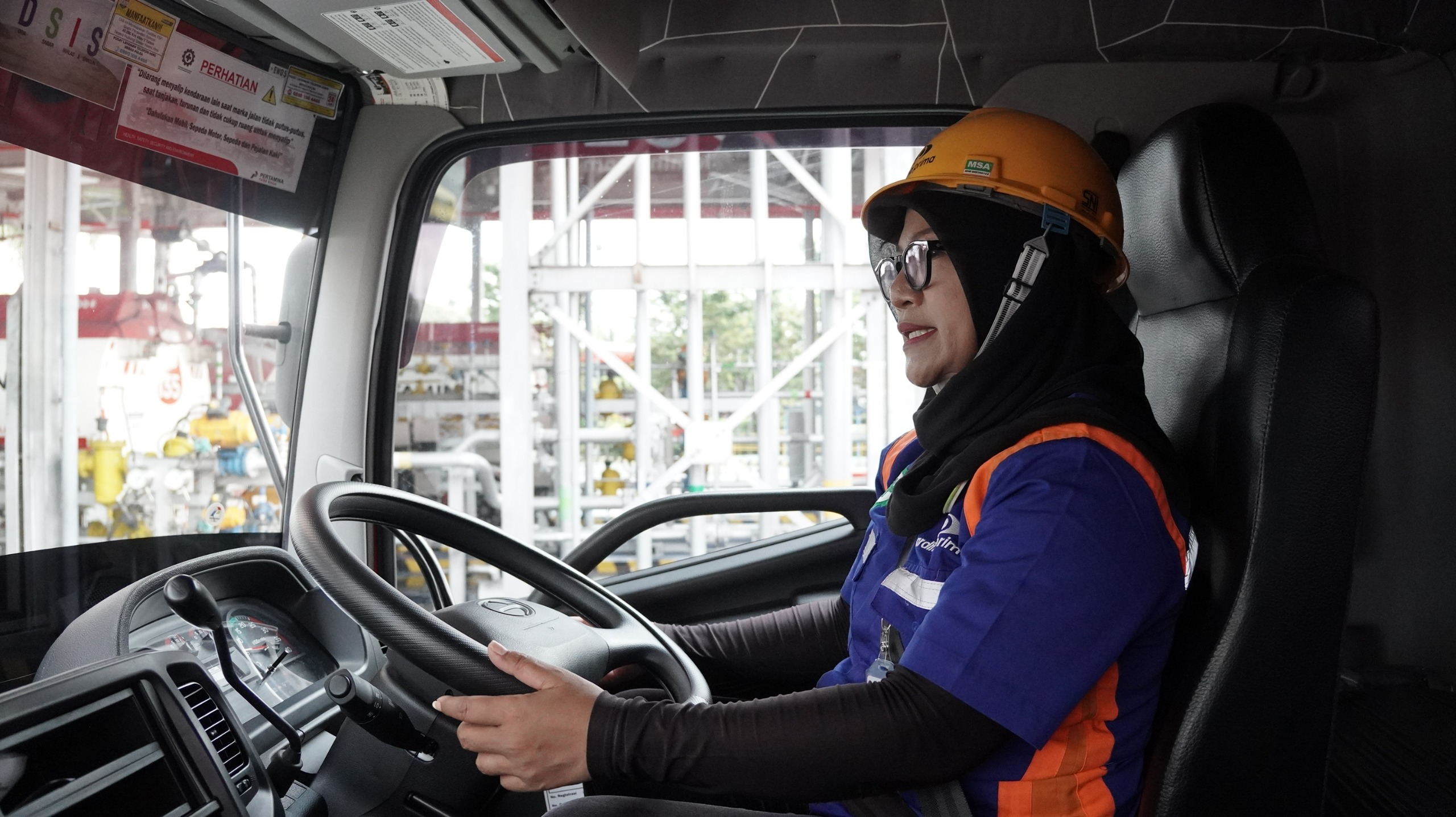 Mahmudah di belakang kemudi truk tangki BBM Pertamina