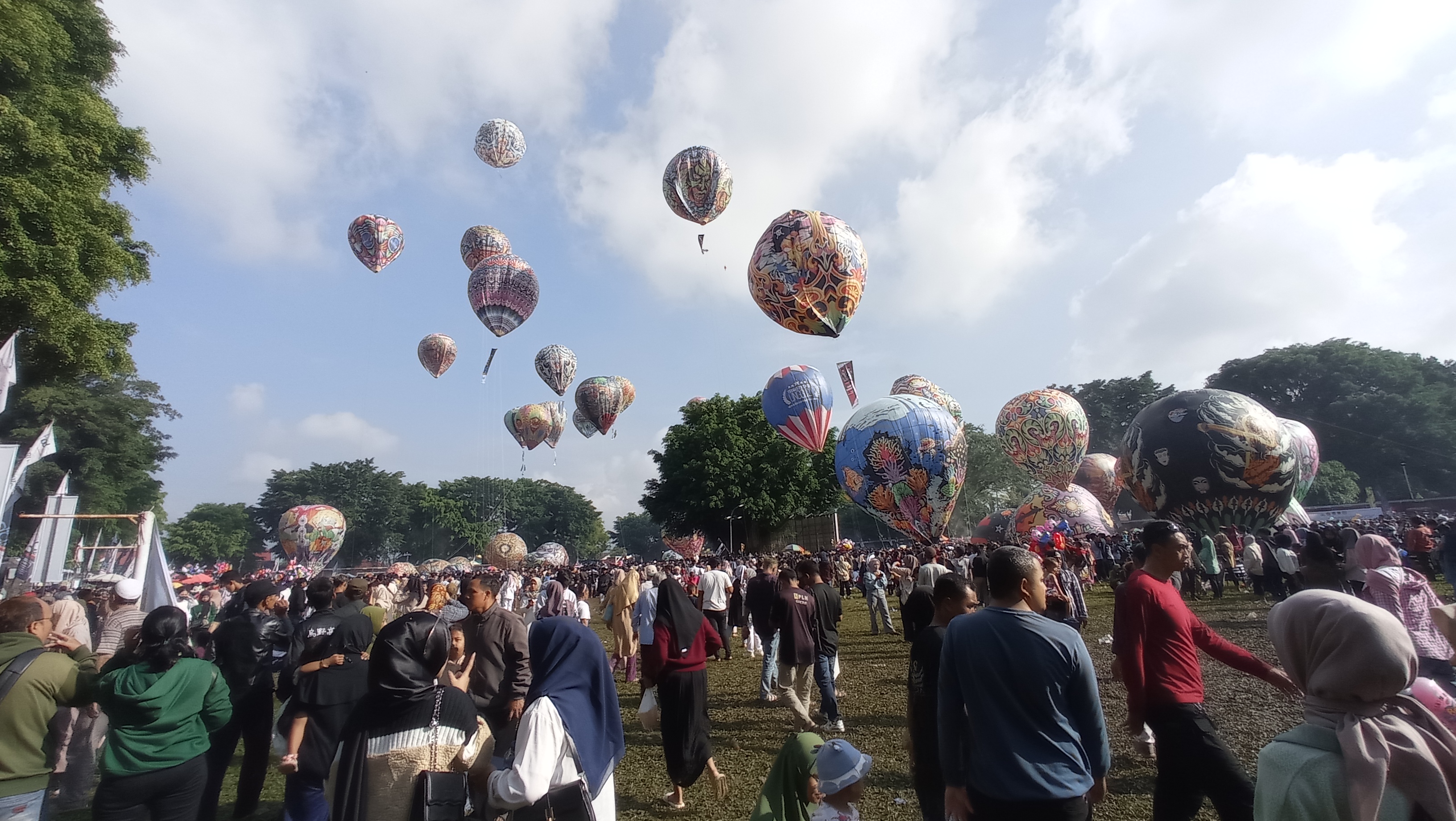 Suasana Festival Mudik Balon Udara di Alun-alun Wonosobo